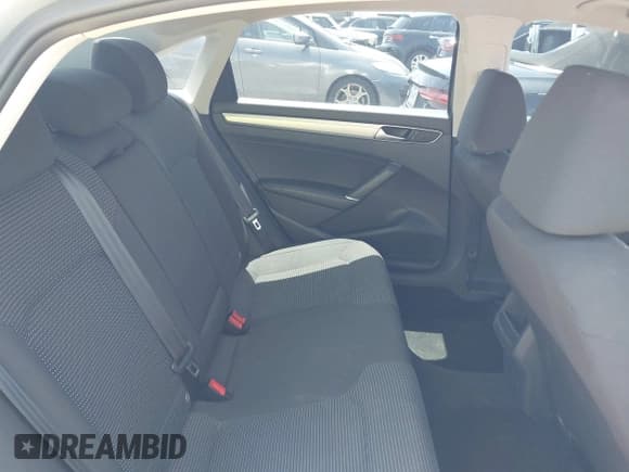 ✅ 2016 Volkswagen Passat S • VIN: 1VWAS7A32GC018702 • Lot: 42342293. Wystawiony na IAAI z przebiegiem 86 272 mil. Bezpłatny archiwum sprzedaży aukcyjnych z USA i szczegółowy raport historii pojazdu na DreamBid. Zdjęcie 8.