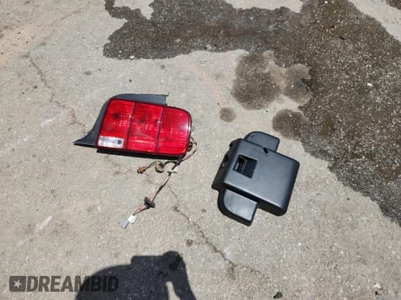 ✅ 2009 Ford Mustang GT • VIN: 1ZVHT85H795109897 • Lot: 64813875. Wystawiony na Copart z przebiegiem 97 313 mil. Bezpłatny archiwum sprzedaży aukcyjnych z USA i szczegółowy raport historii pojazdu na DreamBid. Zdjęcie 12.