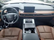 ✅ 2023 Lincoln Aviator Grand Touring • VIN: 5LMYJ8XY9PNL03214 • Лот: 74837264. Опубликован ранее на Copart с пробегом 4 981 миль. Бесплатный доступ к архиву аукционных продаж из США и подробный отчёт об истории автомобиля на DreamBid. Изображение 8.