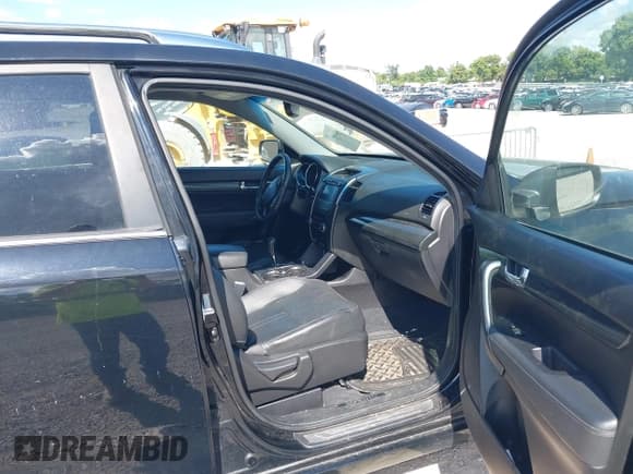 ✅ 2011 Kia Sorento SX • VIN: 5XYKW4A26BG092579 • Лот: 42970594. Опубликован ранее на IAAI с пробегом 178 637 миль. Бесплатный доступ к архиву аукционных продаж из США и подробный отчёт об истории автомобиля на DreamBid. Изображение 5.