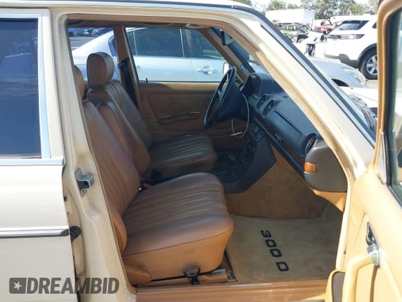✅ 1985 Mercedes-Benz 300 • VIN: WDBAB33CXFA210533 • Lot: 42653106. Listed on IAAI with 248,379 mi. Free auction sales archive from the USA and detailed vehicle history report at DreamBid. Image 5.