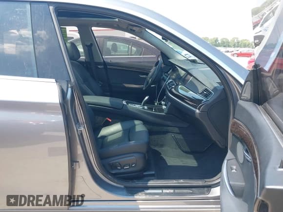 ✅ 2015 BMW 5 Series 535i Gran Turismo • VIN: WBA5M2C58FD872079 • Lot: 43227297. Wystawiony na IAAI z przebiegiem 135 883 mil. Bezpłatny archiwum sprzedaży aukcyjnych z USA i szczegółowy raport historii pojazdu na DreamBid. Zdjęcie 5.