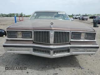 ✅ 1981 Pontiac Bonneville • VIN: 2G2AN37Y8B1705742 • Lot: 54714325. Wystawiony na Copart z przebiegiem 76 898 mil. Bezpłatny archiwum sprzedaży aukcyjnych z USA i szczegółowy raport historii pojazdu na DreamBid. Zdjęcie 5.