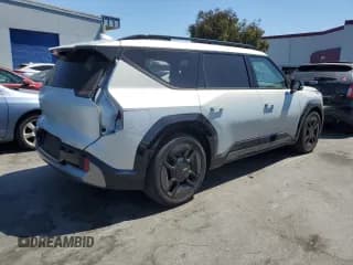 ✅ 2024 Kia EV9 GT-Line • VIN: KNDAEFS50R6021099 • Lot: 69714034. Wystawiony na Copart z przebiegiem 10 789 mil. Bezpłatny archiwum sprzedaży aukcyjnych z USA i szczegółowy raport historii pojazdu na DreamBid. Zdjęcie 3.