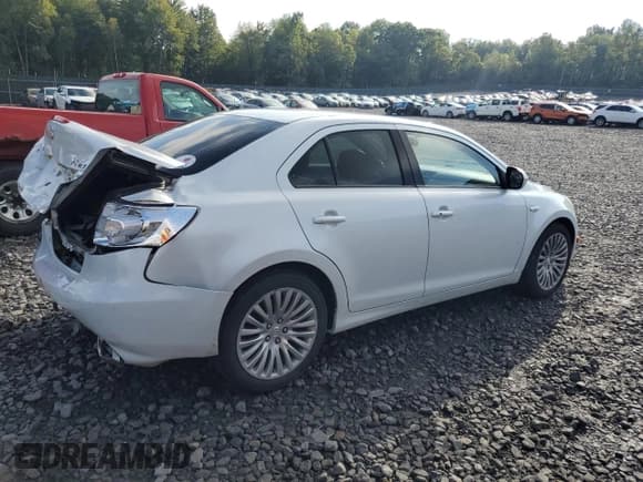 ✅ 2011 Suzuki Kizashi SE • VIN: JS2RF9A35B6111104 • Lot: 70740835. Wystawiony na Copart z przebiegiem 128 223 mil. Bezpłatny archiwum sprzedaży aukcyjnych z USA i szczegółowy raport historii pojazdu na DreamBid. Zdjęcie 3.