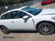 ✅ 2012 Volvo C30 • VIN: YV1672MK6C2268390 • Lot: 42738353. Wystawiony na IAAI z przebiegiem 100 300 mil. Bezpłatny archiwum sprzedaży aukcyjnych z USA i szczegółowy raport historii pojazdu na DreamBid. Zdjęcie 14.