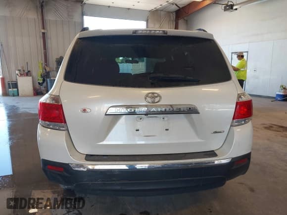 ✅ 2011 Toyota Highlander • VIN: 5TDBK3EH8BS081736 • Lot: 43011865. Listed on IAAI with 210,778 mi. Free auction sales archive from the USA and detailed vehicle history report at DreamBid. Image 16.