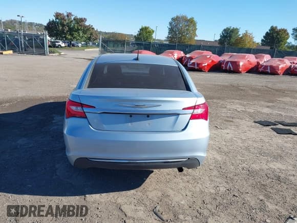 ✅ 2012 Chrysler 200 Touring • VIN: 1C3CCBBB4CN299051 • Lot: 43461980. Wystawiony na IAAI z przebiegiem 128 365 mil. Bezpłatny archiwum sprzedaży aukcyjnych z USA i szczegółowy raport historii pojazdu na DreamBid. Zdjęcie 17.