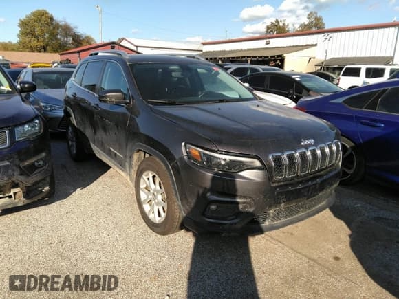 ✅ 2019 Jeep Cherokee Latitude Plus • VIN: 1C4PJLLN0KD175526 • Lot: 43723489. Wystawiony na IAAI z przebiegiem 110 922 mil. Bezpłatny archiwum sprzedaży aukcyjnych z USA i szczegółowy raport historii pojazdu na DreamBid. Zdjęcie 1.