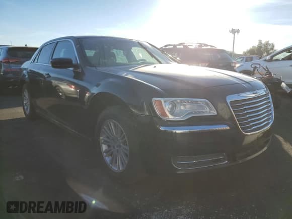✅ 2011 Chrysler 300 • VIN: 2C3CA4CG4BH535846 • Lot: 92349435. Wystawiony na Copart z przebiegiem 152 329 mil. Bezpłatny archiwum sprzedaży aukcyjnych z USA i szczegółowy raport historii pojazdu na DreamBid. Zdjęcie 4.