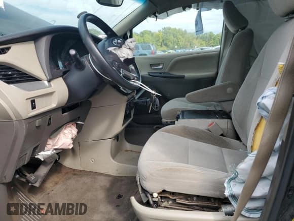 ✅ 2016 Toyota Sienna LE AAS • VIN: 5TDKK3DCXGS731552 • Лот: 70735965. Опубликован ранее на Copart с пробегом 140 410 миль. Бесплатный доступ к архиву аукционных продаж из США и подробный отчёт об истории автомобиля на DreamBid. Изображение 7.