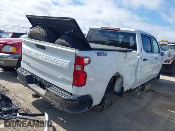✅ 2023 Chevrolet Silverado 1500 Custom Trail Boss • VIN: 3GCUDCED2PG362999 • Lot: 41870239. Wystawiony na IAAI z przebiegiem Nie podano. Bezpłatny archiwum sprzedaży aukcyjnych z USA i szczegółowy raport historii pojazdu na DreamBid. Zdjęcie 4.