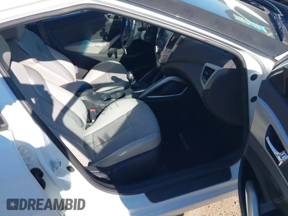 ✅ 2013 Hyundai Veloster w/Black Int • VIN: KMHTC6AD3DU164328 • Lot: 41706019. Wystawiony na IAAI z przebiegiem 106 976 mil. Bezpłatny archiwum sprzedaży aukcyjnych z USA i szczegółowy raport historii pojazdu na DreamBid. Zdjęcie 5.