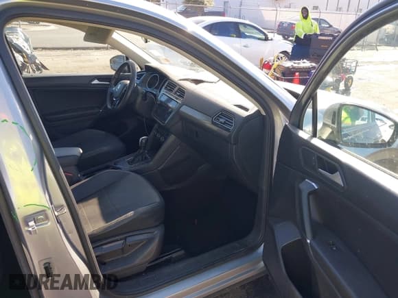 ✅ 2020 Volkswagen Tiguan SE • VIN: 3VV3B7AX4LM058983 • Lot: 43642498. Wystawiony na IAAI z przebiegiem 124 683 mil. Bezpłatny archiwum sprzedaży aukcyjnych z USA i szczegółowy raport historii pojazdu na DreamBid. Zdjęcie 5.