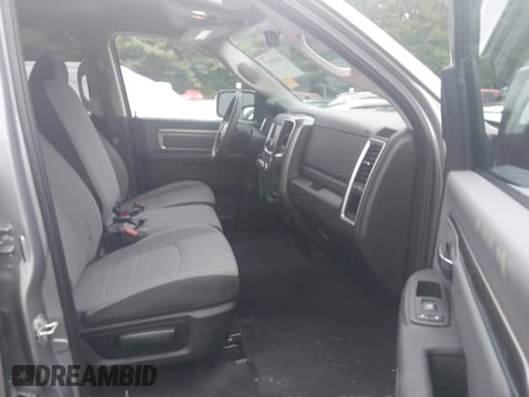 2024 Ram 1500 SLT z VIN 1C6RR6GG2RS135931, wystawiony jako IAAI lot #42509523 z przebiegiem 27 074 mil mil oraz . Historia ofert i sprzedaży dostępna na DreamBid. Obrazek 5.