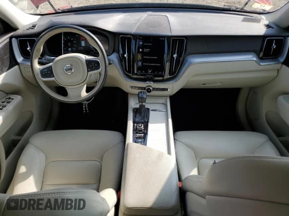 ✅ 2019 Volvo XC60 Momentum • VIN: LYV102RK1KB183502 • Lot: 66179095. Wystawiony na Copart z przebiegiem 84 893 mil. Bezpłatny archiwum sprzedaży aukcyjnych z USA i szczegółowy raport historii pojazdu na DreamBid. Zdjęcie 8.