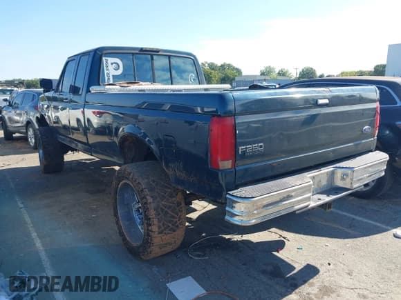 ✅ 1997 Ford F-250 • VIN: 1FTHX26F4VEC48185 • Lot: 43179339. Wystawiony na IAAI z przebiegiem 140 876 mil. Bezpłatny archiwum sprzedaży aukcyjnych z USA i szczegółowy raport historii pojazdu na DreamBid. Zdjęcie 3.