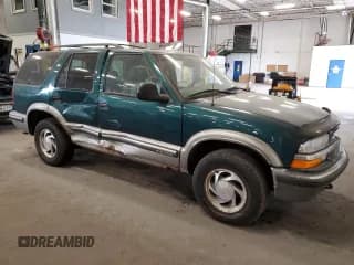 ✅ 1998 Chevrolet Blazer LS • VIN: 1GNDT13W2W2263240 • Lot: 56915955. Wystawiony na Copart z przebiegiem Nie podano. Bezpłatny archiwum sprzedaży aukcyjnych z USA i szczegółowy raport historii pojazdu na DreamBid. Zdjęcie 4.