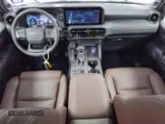 ✅ 2024 Toyota Land Cruiser • VIN: JTEABFAJ2R5007696 • Lot: 90805945. Wystawiony na Copart z przebiegiem 6 804 mil. Bezpłatny archiwum sprzedaży aukcyjnych z USA i szczegółowy raport historii pojazdu na DreamBid. Zdjęcie 8.