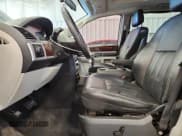 ✅ 2010 Chrysler Town & Country Touring Plus • VIN: 2A4RR8D12AR451706 • Lot: 90633365. Wystawiony na Copart z przebiegiem 207 519 mil. Bezpłatny archiwum sprzedaży aukcyjnych z USA i szczegółowy raport historii pojazdu na DreamBid. Zdjęcie 7.