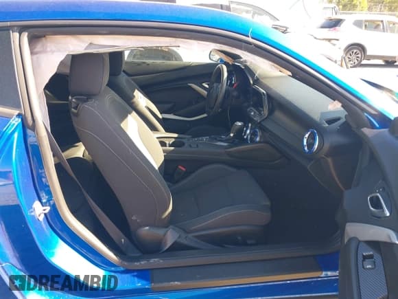 ✅ 2018 Chevrolet Camaro 1SS • VIN: 1G1FF1R75J0105979 • Lot: 43351013. Wystawiony na IAAI z przebiegiem 32 213 mil. Bezpłatny archiwum sprzedaży aukcyjnych z USA i szczegółowy raport historii pojazdu na DreamBid. Zdjęcie 5.