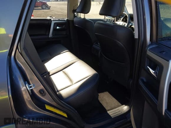 ✅ 2018 Toyota 4Runner SR5 • VIN: JTEBU5JR2J5493686 • Lot: 43621613. Wystawiony na IAAI z przebiegiem 86 723 mil. Bezpłatny archiwum sprzedaży aukcyjnych z USA i szczegółowy raport historii pojazdu na DreamBid. Zdjęcie 8.