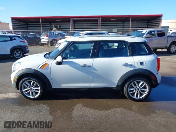 ✅ 2013 MINI Countryman • VIN: WMWZB3C52DWR35806 • Лот: 42184010. Опубликован ранее на IAAI с пробегом 93 380 миль. Бесплатный доступ к архиву аукционных продаж из США и подробный отчёт об истории автомобиля на DreamBid. Изображение 14.