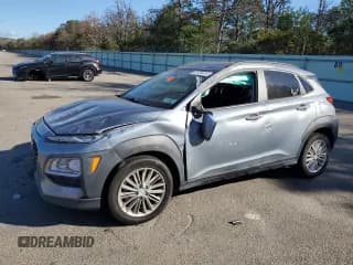 ✅ 2020 Hyundai Kona SEL • VIN: KM8K2CAA5LU478693 • Лот: 81705615. Опубликован ранее на Copart с пробегом 58 638 миль. Бесплатный доступ к архиву аукционных продаж из США и подробный отчёт об истории автомобиля на DreamBid. Изображение 1.