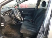 ✅ 2010 Nissan Versa S • VIN: 3N1BC1AP6AL366179 • Lot: 87205485. Wystawiony na Copart z przebiegiem 77 582 mil. Bezpłatny archiwum sprzedaży aukcyjnych z USA i szczegółowy raport historii pojazdu na DreamBid. Zdjęcie 7.