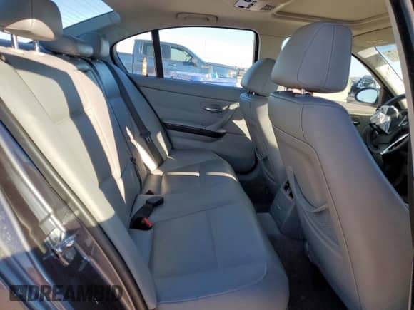 2006 BMW 3 Series 325i z VIN WBAVB13546PT26281, wystawiony jako Copart lot #85391915 z przebiegiem 56 591 mil mil oraz Szkoda całkowita • Salvage title. Historia ofert i sprzedaży dostępna na DreamBid. Obrazek 10.