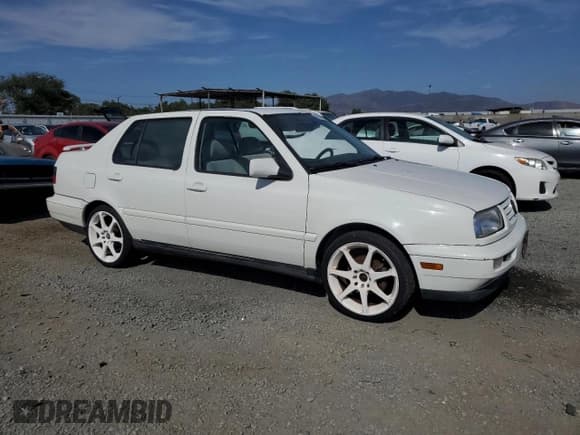 ✅ 1998 Volkswagen Jetta • VIN: 3VWPA81H9WM256607 • Lot: 65475505. Listed on Copart with 192,317 mi. Free auction sales archive from the USA and detailed vehicle history report at DreamBid. Image 4.