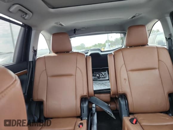 ✅ 2019 Toyota Highlander Limited • VIN: 5TDDZRFH4KS990207 • Лот: 71524705. Опубликован ранее на Copart с пробегом 76 098 миль. Бесплатный доступ к архиву аукционных продаж из США и подробный отчёт об истории автомобиля на DreamBid. Изображение 10.