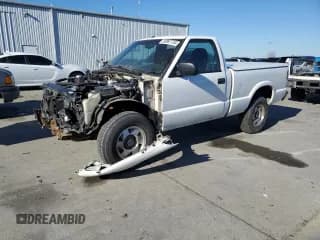 ✅ 1998 Chevrolet S-10 LS • VIN: 1GCCS1445WK267576 • Лот: 83897734. Опубликован ранее на Copart с пробегом 304 902 миль. Бесплатный доступ к архиву аукционных продаж из США и подробный отчёт об истории автомобиля на DreamBid. Изображение 1.