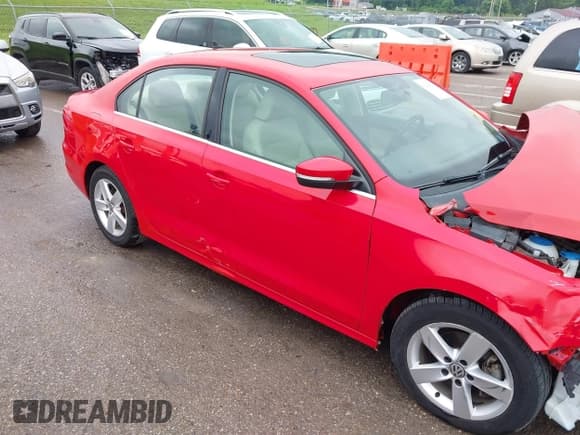 ✅ 2014 Volkswagen Jetta TDI w/Premium/Nav • VIN: 3VWLL7AJ4EM383351 • Lot: 42424074. Listed on IAAI with 66,824 mi. Free auction sales archive from the USA and detailed vehicle history report at DreamBid. Image 18.