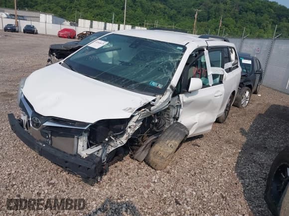 ✅ 2020 Toyota Sienna LE • VIN: 5TDJZ3DC6LS237433 • Lot: 40948475. Listed on IAAI with 108,000 mi. Free auction sales archive from the USA and detailed vehicle history report at DreamBid. Image 2.