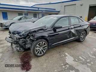 ✅ 2025 Volkswagen Jetta SE • VIN: 3VWEX7BU4SM023868 • Lot: 95984145. Wystawiony na Copart z przebiegiem 18 688 mil. Bezpłatny archiwum sprzedaży aukcyjnych z USA i szczegółowy raport historii pojazdu na DreamBid. Zdjęcie 1.