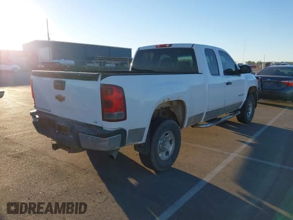 ✅ 2008 Chevrolet Silverado 2500HD Work Truck • VIN: 1GCHK29K68E146429 • Lot: 43489132. Wystawiony na IAAI z przebiegiem 248 399 mil. Bezpłatny archiwum sprzedaży aukcyjnych z USA i szczegółowy raport historii pojazdu na DreamBid. Zdjęcie 4.