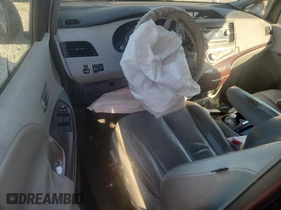 ✅ 2011 Toyota Sienna XLE • VIN: 5TDYK3DC0BS083576 • Лот: 91173905. Опубликован ранее на Copart с пробегом Не указан. Бесплатный доступ к архиву аукционных продаж из США и подробный отчёт об истории автомобиля на DreamBid. Изображение 8.