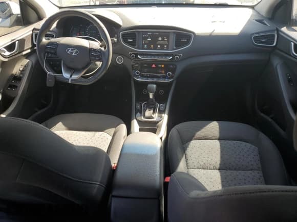 ✅ 2017 Hyundai Ioniq SEL • VIN: KMHC75LC2HU030256 • Lot: 81768915. Wystawiony na Copart z przebiegiem 122 843 mil. Bezpłatny archiwum sprzedaży aukcyjnych z USA i szczegółowy raport historii pojazdu na DreamBid. Zdjęcie 8.