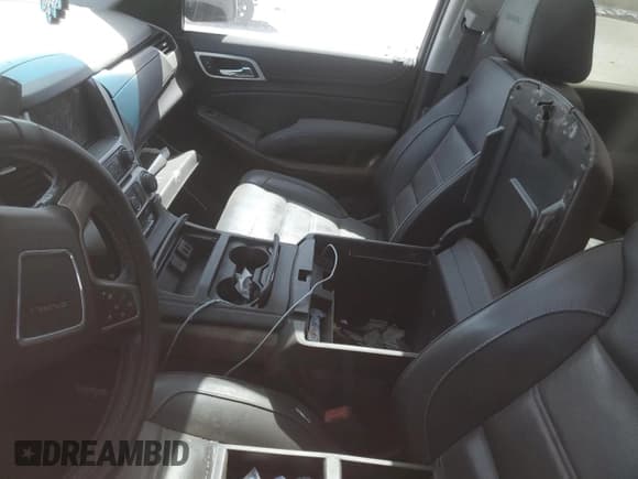 ✅ 2019 GMC Yukon Denali • VIN: 1GKS1CKJ9KR128706 • Лот: 49645005. Опубликован ранее на Copart с пробегом Не указан. Бесплатный доступ к архиву аукционных продаж из США и подробный отчёт об истории автомобиля на DreamBid. Изображение 8.