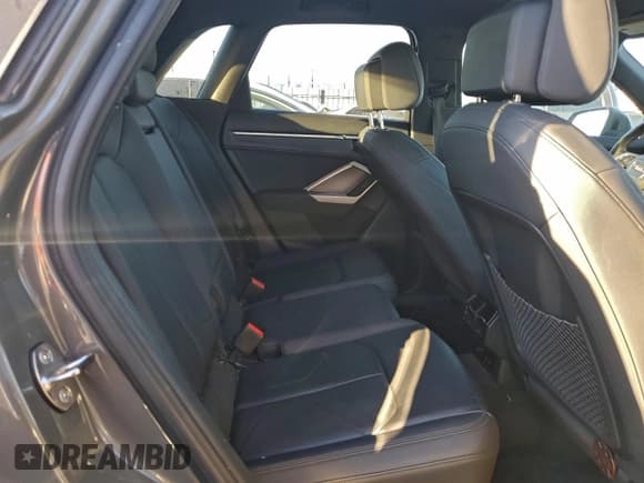 ✅ 2020 Audi Q3 Premium • VIN: WA1AECF34L1061305 • Lot: 95928365. Wystawiony na Copart z przebiegiem 49 629 mil. Bezpłatny archiwum sprzedaży aukcyjnych z USA i szczegółowy raport historii pojazdu na DreamBid. Zdjęcie 11.