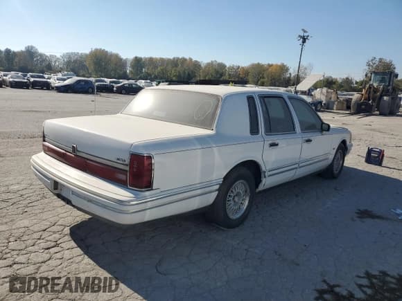 ✅ 1992 Lincoln Town Car Executive • VIN: 1LNLM81W1NY691787 • Lot: 69565354. Listed on Copart with 20,677 mi. Free auction sales archive from the USA and detailed vehicle history report at DreamBid. Image 3.