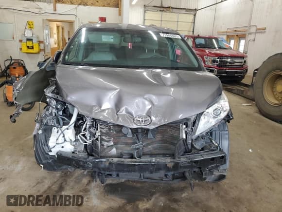 ✅ 2017 Toyota Sienna XLE • VIN: 5TDDZ3DC6HS162916 • Lot: 71945565. Listed on Copart with 65,776 mi. Free auction sales archive from the USA and detailed vehicle history report at DreamBid. Image 5.