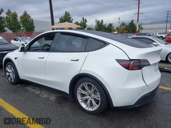 ✅ 2023 Tesla Model Y Long Range • VIN: 7SAYGDEE0PA129801 • Lot: 43740194. Wystawiony na IAAI z przebiegiem 40 066 mil. Bezpłatny archiwum sprzedaży aukcyjnych z USA i szczegółowy raport historii pojazdu na DreamBid. Zdjęcie 3.