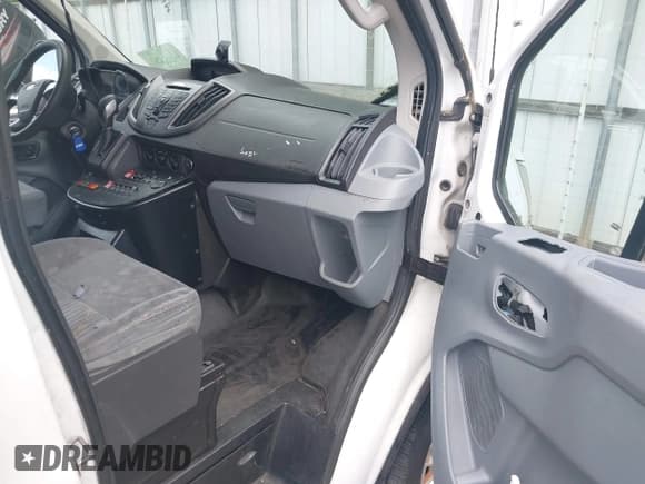 ✅ 2017 Ford Transit • VIN: 1FDYR2CM2HKA82358 • Lot: 42231257. Listed on IAAI with 271,518 mi. Free auction sales archive from the USA and detailed vehicle history report at DreamBid. Image 5.