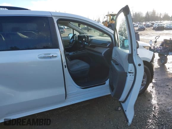 ✅ 2022 Toyota Sienna XLE • VIN: 5TDJRKEC5NS096236 • Lot: 43799283. Listed on IAAI with 63,482 mi. Free auction sales archive from the USA and detailed vehicle history report at DreamBid. Image 5.
