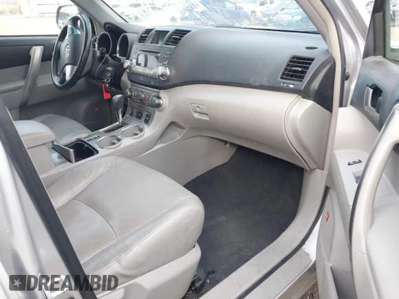 ✅ 2012 Toyota Highlander • VIN: JTEBC3EH7C2006009 • Lot: 43412212. Wystawiony na IAAI z przebiegiem 196 992 mil. Bezpłatny archiwum sprzedaży aukcyjnych z USA i szczegółowy raport historii pojazdu na DreamBid. Zdjęcie 5.