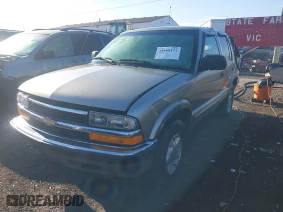 1999 Chevrolet Blazer LT z VIN 1GNDT13W9X2186755, wystawiony jako IAAI lot #41865171 z przebiegiem 107 191 mil mil oraz . Historia ofert i sprzedaży dostępna na DreamBid. Obrazek 17.