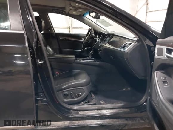 ✅ 2016 Hyundai Genesis 3.8L • VIN: KMHGN4JEXGU139357 • Lot: 41541243. Wystawiony na IAAI z przebiegiem 222 680 mil. Bezpłatny archiwum sprzedaży aukcyjnych z USA i szczegółowy raport historii pojazdu na DreamBid. Zdjęcie 5.