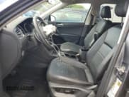 ✅ 2020 Volkswagen Tiguan SE • VIN: 3VV2B7AX0LM152466 • Lot: 81102575. Wystawiony na Copart z przebiegiem 74 615 mil. Bezpłatny archiwum sprzedaży aukcyjnych z USA i szczegółowy raport historii pojazdu na DreamBid. Zdjęcie 7.